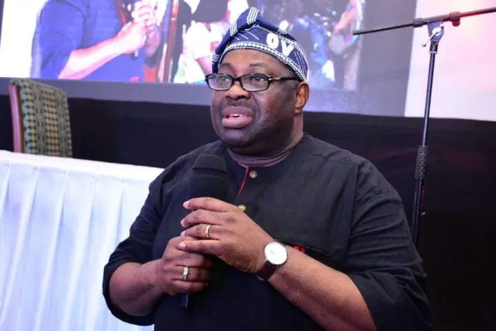 DeleMomodu_Ovation-Book-Launch55-e1642181506761-1 (1)